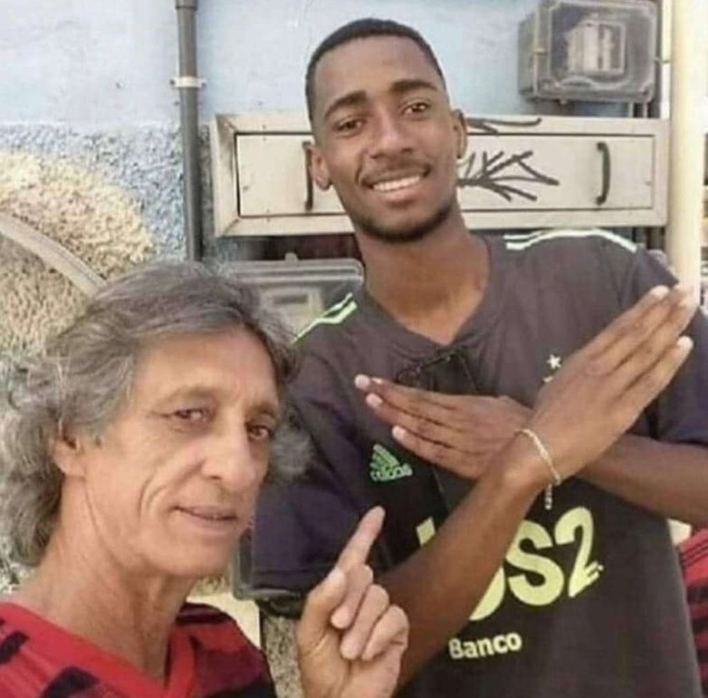 globoeapoetecon's tweet photo. Gerson é visto indo pra Portugal com o técnico Jorge Jesus https://t.co/hTvXKijztD