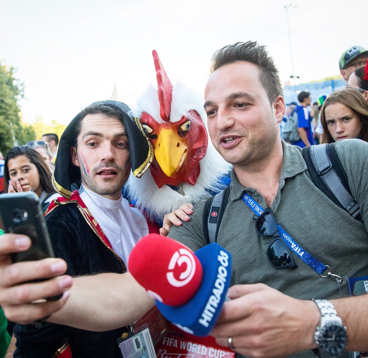 FutbolFandom's tweet photo. French fans and media pose for a photograph before their game against Denmark in Moscow. #fff #moscow #2018worldcup #2018worldcuprussia #2018fifaworldcup #fifaworldcup #soccerfans #futbolfans #soccerlife #soccerislife #soccerfan https://t.co/fYdNRQbszP