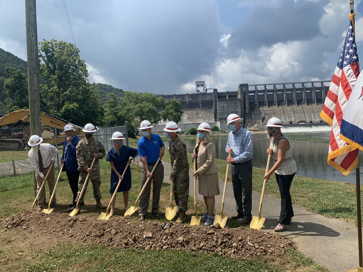 Sen_JoeManchin's tweet photo. Today I'm proud to celebrate the groundbreaking of Phase 5 of the Bluestone Dam project, and to thank Park Ranger John Drossart and Student Conservation Association intern Jed Lyle, who were honored today for rescuing two swimmers from drowning on Bluestone Lake last summer. https://t.co/YvAvUiDqon