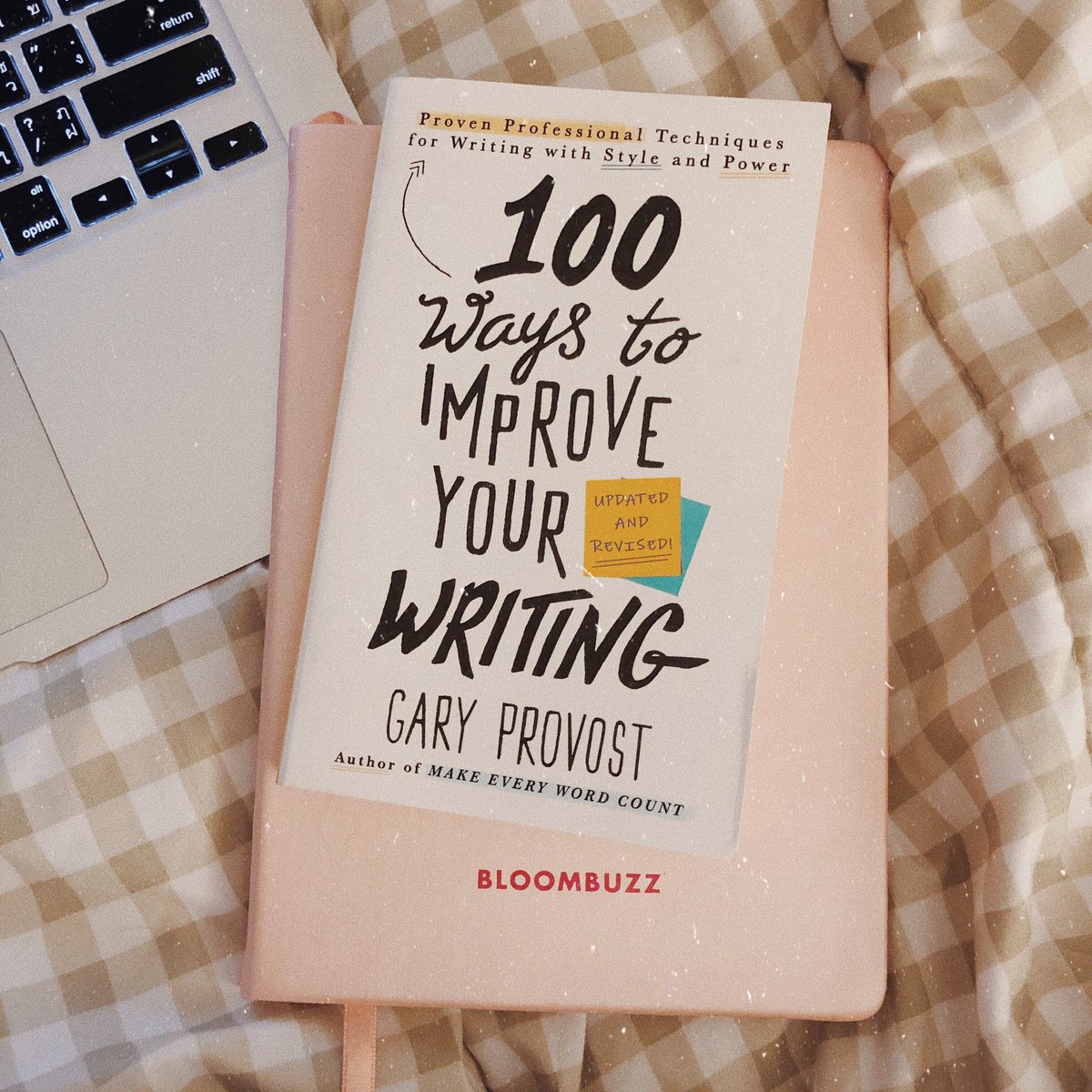 ใครที่กำลังฝึกเขียนภาษาอังกฤษอยู่หรือวางแผนว่าจะฝึก เราจะมาแชร์วิธีการพัฒนาทักษะการเขียนที่ได้จากหนังสือเล่มนี้ จริงๆ แล้วก็สามารถปรับใช้ได้ในทุกภาษาเลยนะคะ มาดูกันว่ามีอะไรบ้าง – 📝