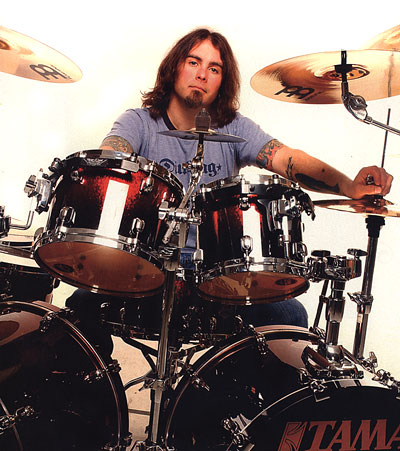 CentralAlgazara's tweet photo. Hoy cumple 48 años #JasonRullo bataco estadounidense de @symphonyx. Nació en 1972 y comenzó a tocar desde los 11 años, en 1991 fue alumno de Sonny Lgoe y tiempo después de Pete Zeldman, pero en 1994 conoció a Michael Romeo, quien le pidió que se uniera a su nueva banda #SymphonyX https://t.co/2dL8urEAyl