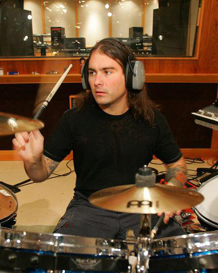 CentralAlgazara's tweet photo. Hoy cumple 48 años #JasonRullo bataco estadounidense de @symphonyx. Nació en 1972 y comenzó a tocar desde los 11 años, en 1991 fue alumno de Sonny Lgoe y tiempo después de Pete Zeldman, pero en 1994 conoció a Michael Romeo, quien le pidió que se uniera a su nueva banda #SymphonyX https://t.co/2dL8urEAyl