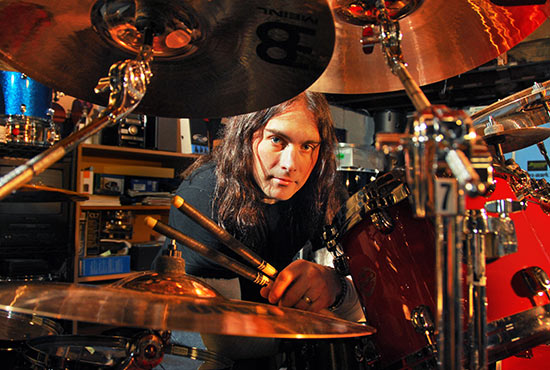 CentralAlgazara's tweet photo. Hoy cumple 48 años #JasonRullo bataco estadounidense de @symphonyx. Nació en 1972 y comenzó a tocar desde los 11 años, en 1991 fue alumno de Sonny Lgoe y tiempo después de Pete Zeldman, pero en 1994 conoció a Michael Romeo, quien le pidió que se uniera a su nueva banda #SymphonyX https://t.co/2dL8urEAyl