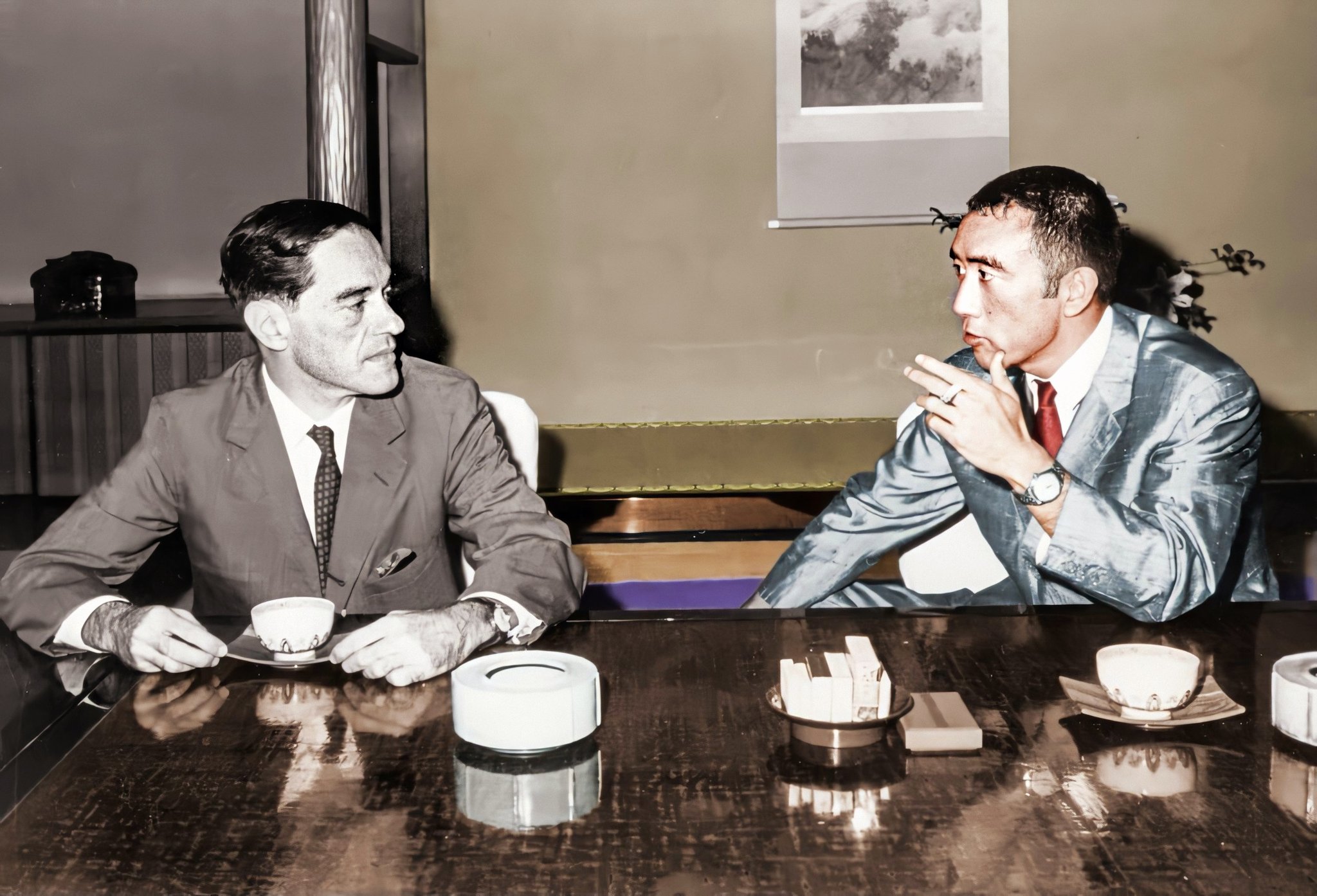 تويتر デジミ D M C Official على تويتر さじを投げる 三島由紀夫さんとドナルド キーンさん 塗っていましたが 灰皿を塗った時に テーブルの反射率が高すぎて倍の手間が掛かるのでやめた 投げ出した時のカラー化の状態を公開してみました T Co