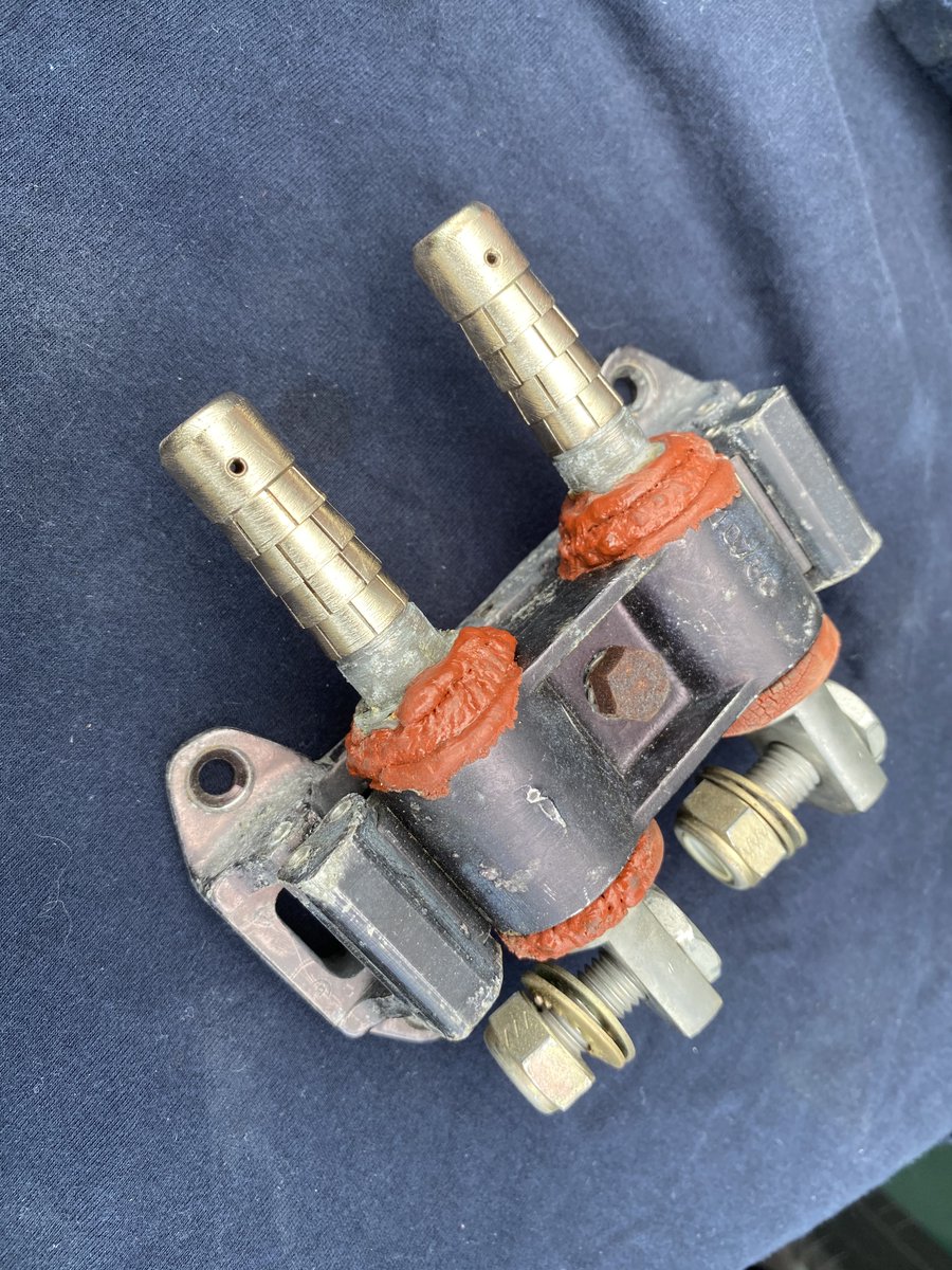 JaguarXX764's tweet photo. Battery connector removed today to send to @repaero @all_aero to test the battery they have very generously sourced. Jaguar used a strange pin connector and battery was winched into place. It's not like the terminals haven't benefitted from a cleanup anyway. https://t.co/W0lNeA0kP5