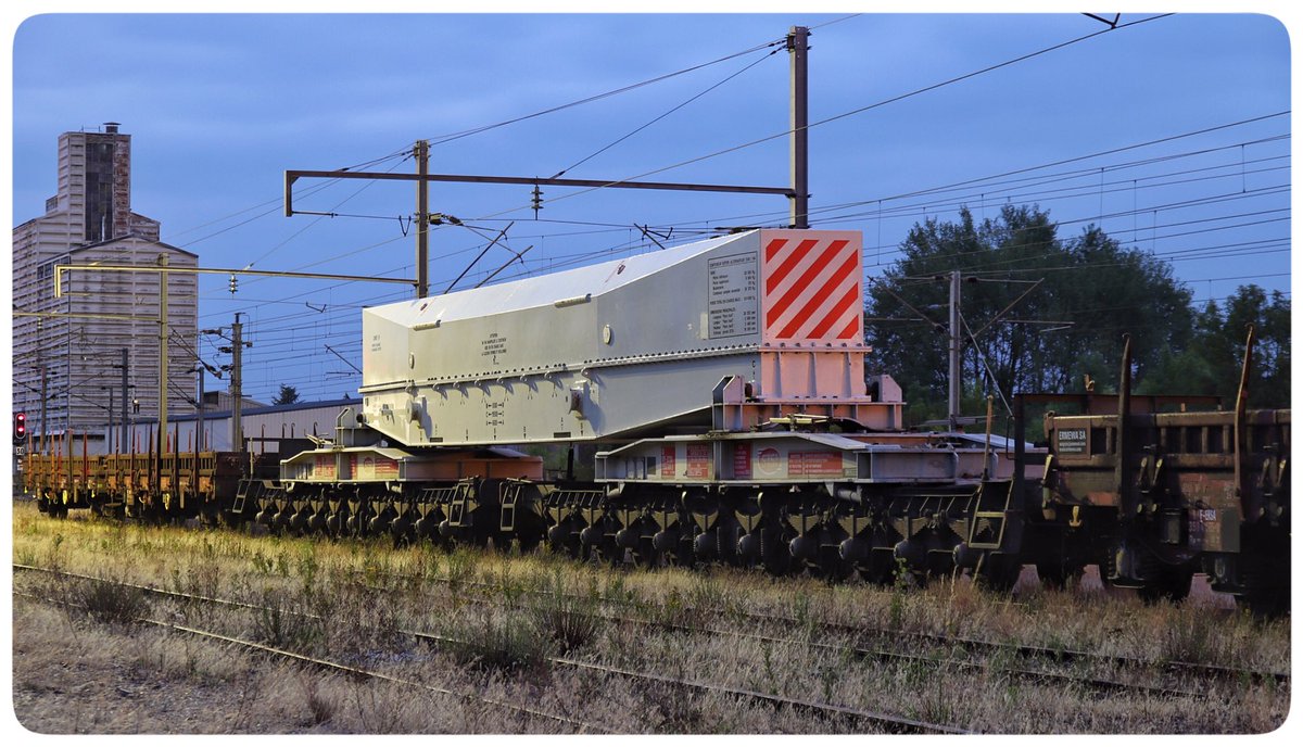 elpitch's tweet photo. Tôt ce matin, c’était acheminement d’un rotor @EDFofficiel depuis la centrale nucléaire de Belleville-sur-Loire jusqu’à Gien. Le convoi finira son trajet en convoi exceptionnel routier. Pour ceux qui se demanderaient à quoi ressemble un rotor, j’ai mis une image. #FretSNCF https://t.co/2DkkT604jQ
