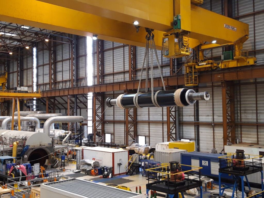 elpitch's tweet photo. Tôt ce matin, c’était acheminement d’un rotor @EDFofficiel depuis la centrale nucléaire de Belleville-sur-Loire jusqu’à Gien. Le convoi finira son trajet en convoi exceptionnel routier. Pour ceux qui se demanderaient à quoi ressemble un rotor, j’ai mis une image. #FretSNCF https://t.co/2DkkT604jQ