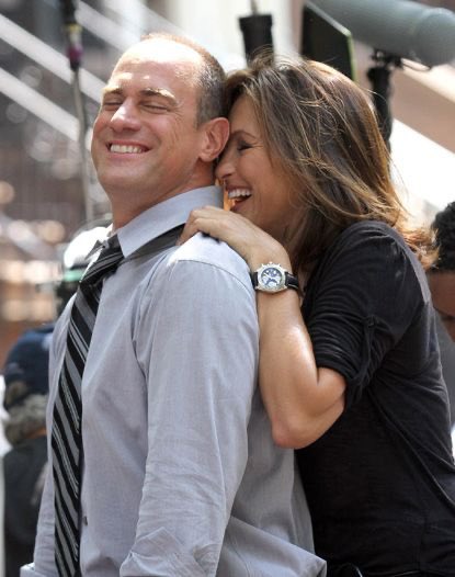 njenn7's tweet photo. I can’t wait until this reunion. #svu #organizedcrime #bensler #eo 😍 #p4life @Mariska @Chris_Meloni ❤️ https://t.co/YnzGiNmCXV