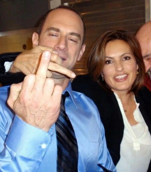 njenn7's tweet photo. I can’t wait until this reunion. #svu #organizedcrime #bensler #eo 😍 #p4life @Mariska @Chris_Meloni ❤️ https://t.co/YnzGiNmCXV