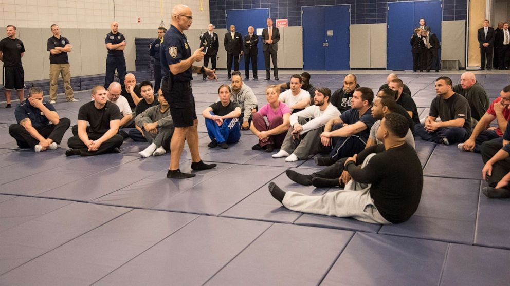 TheAffPro's tweet photo. Make money online Police reformers love de-escalation training, but the jury is out on effectiveness - https://t.co/nOsEyTrLKD https://t.co/9utlySAnE7