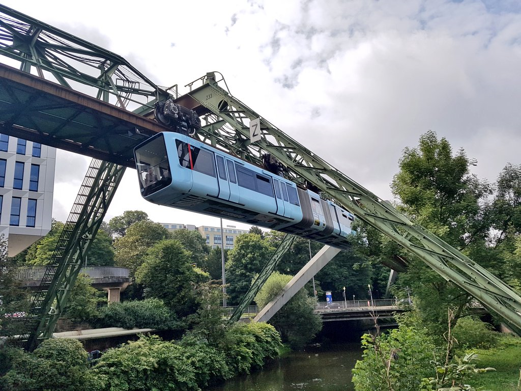 De Wuppertaler Schwebebahn. Een hangende monorail van meer dan 100 jaar oud. Zo'n bijzondere vorm van vervoer verdient wel een draadje.