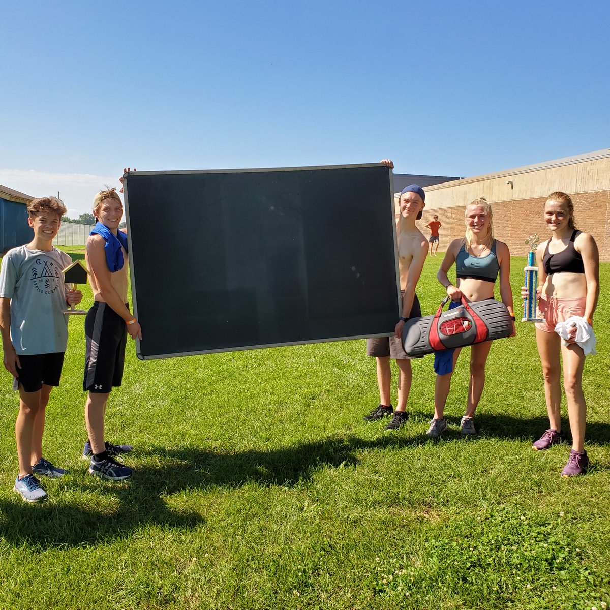 apollo_xc's tweet photo. Free Run Friday Contest! Runners had to find the most unique free items in St. Cloud! Winning group was Ryan, Bangaly, and Dorsey with 2 fans, a bloody arm/hand, and a kids gas pump! (Not picture Polly) #RunHardPlayHard #FreeRunFriday https://t.co/vIYh0vGOSF
