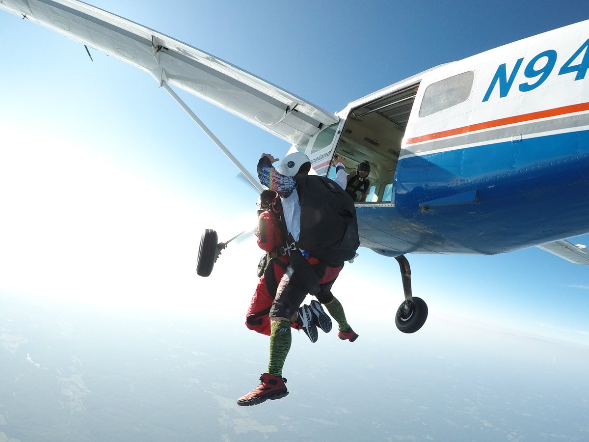 CallMeRarri's tweet photo. Went skydiving today and had the most amazing experience 💪🏽 https://t.co/zkyKBd5DkC