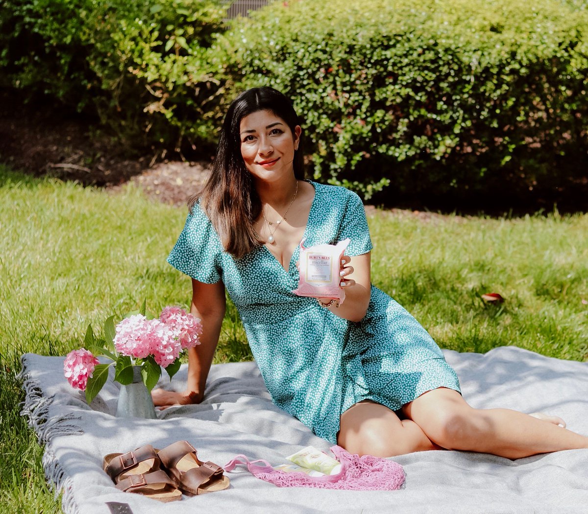 vanessa_scott11's tweet photo. After all day in the sun I always reach for my Summer faves by @burtsbees from @walmart. Love their Micellar Cleansing Towelettes & Aloe Sun Soother. These are a must! Check out my favorites on the blog (link in bio) #ad #burtsbees #burtsbeesessentials https://t.co/B78al2E3sl https://t.co/1vegeO0pbE