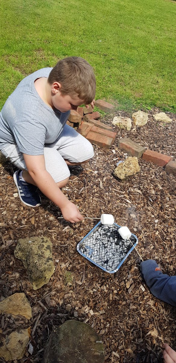 EndeavourClass's tweet image. For pudding we had some s'mores! They were yummy! @normanbyspital #Classof2020