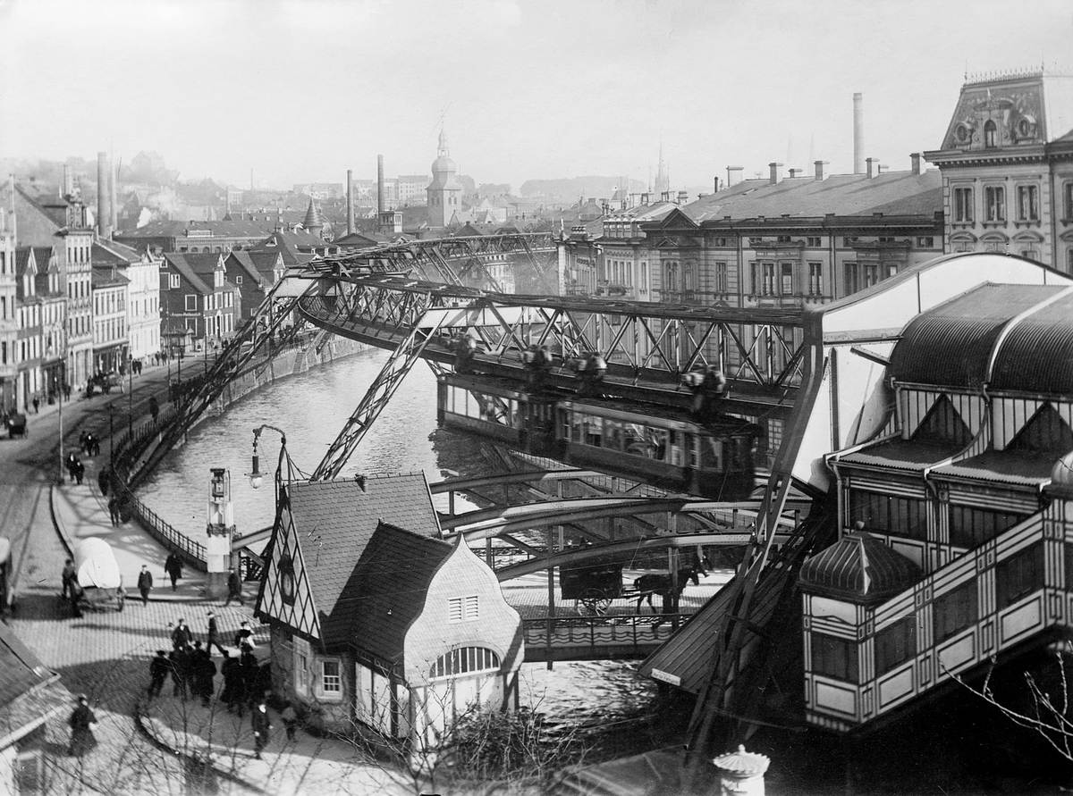 De Wuppertaler Schwebebahn. Een hangende monorail van meer dan 100 jaar oud. Zo'n bijzondere vorm van vervoer verdient wel een draadje.