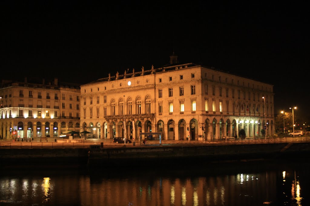 bizimugi's tweet photo. Éclairage supplémentaire sur 3 façades de la mairie de la @VilleDeBayonne avec des ampoules LED : nous appelons au respect des engagements de sobriété pris dans le #Pacte2020 de métamorphose écologique du Pays Basque: https://t.co/wQAFCZSKsX 
#HitzaHitz https://t.co/I969TxCSG7