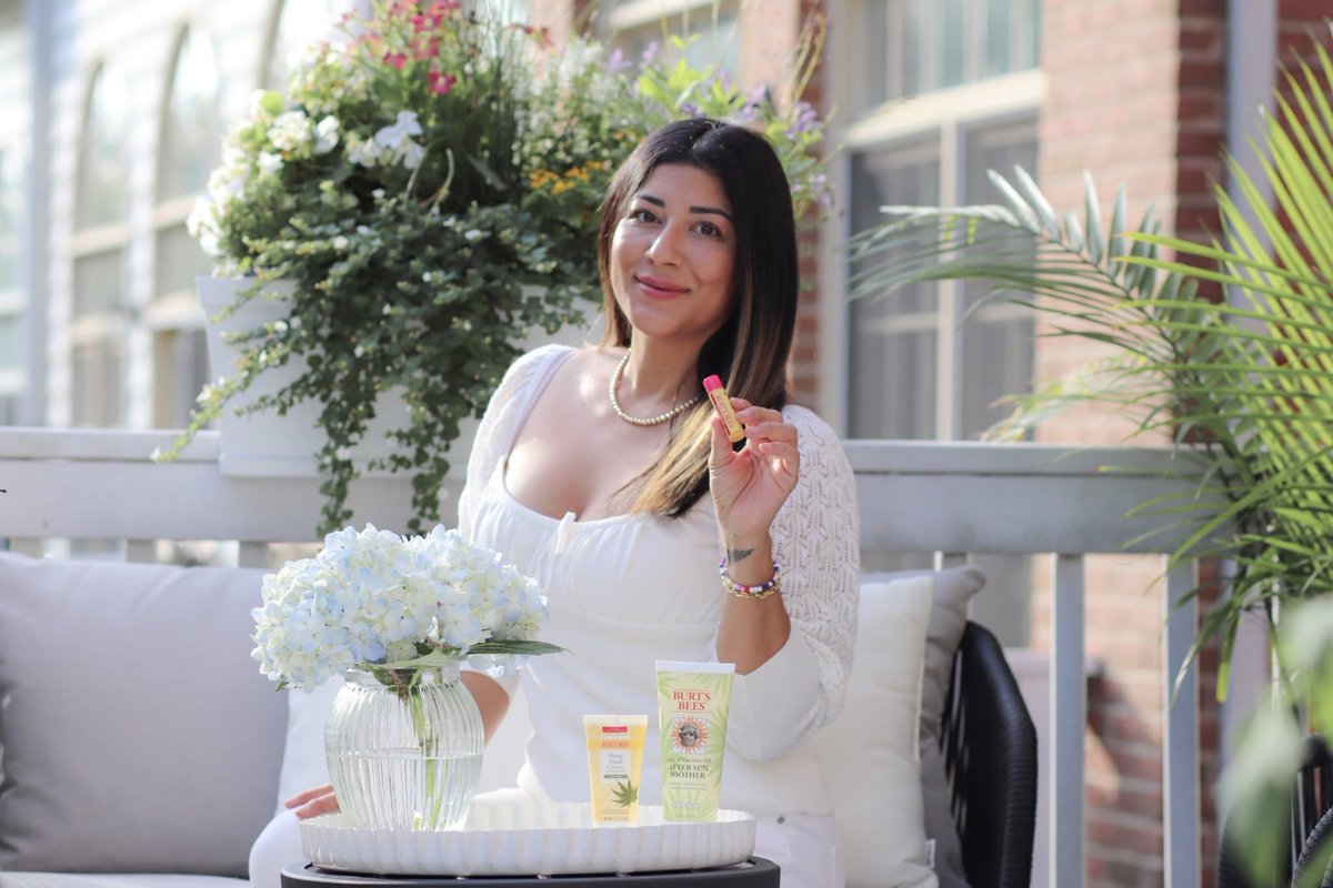 vanessa_scott11's tweet photo. Have you checked out my summer must haves by @burtsbees from @walmart? I can't get enough of the Hemp Hand Creamer and Watermelon Lip Balm. Check out all my Summer essentials on the blog (link in bio) #ad #burtsbees #burtsbeesessentials https://t.co/B78al2E3sl https://t.co/595IxweL17