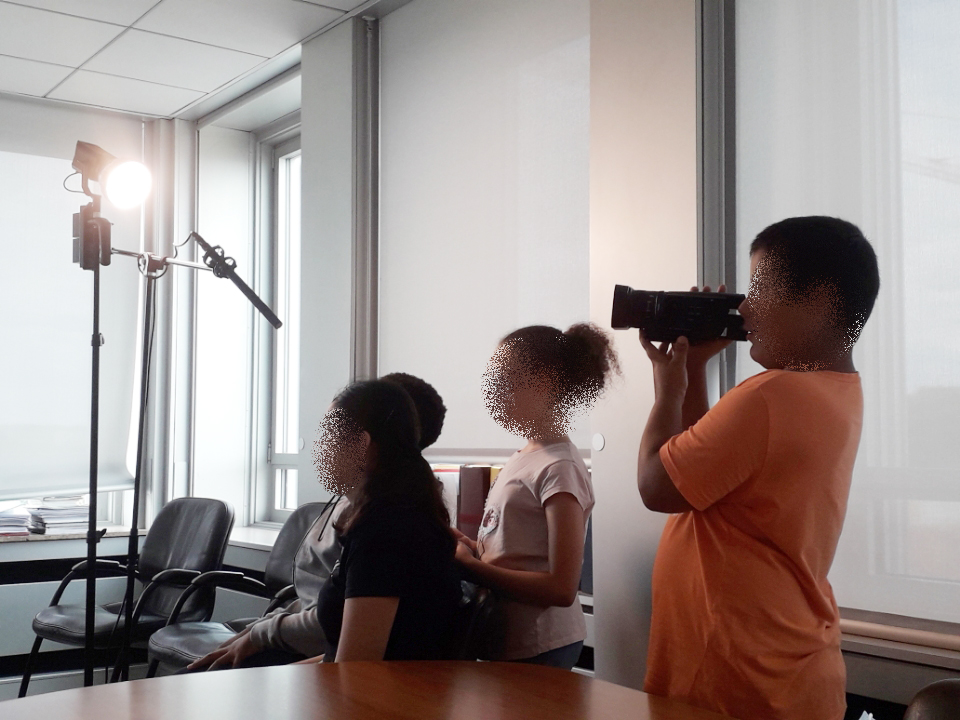 Prefet77's tweet photo. #VacancesApprenantes
Les collégiens de @VilleMelun sont venus réaliser une vidéo sur le thème des cités éducatives, avec notamment une interview du sous-préfet à la ville sur son rôle et sa mission dans ce dispositif.
https://t.co/kvalSs3c1q https://t.co/ShyWEulHPV