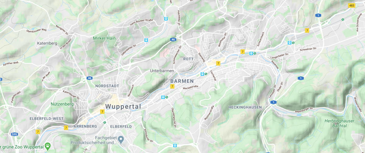De stad  #Wuppertal ligt (zoals de naam al wat doet vermoeden :-) in het dal van de Wupper. De stad ontstond in 1929 (toen de Schwebebahn er al was!) als fusie van een paar industriesteden in dit relatief smalle dal, die langzaam aan elkaar gegroeid waren tot één langgerekte stad.