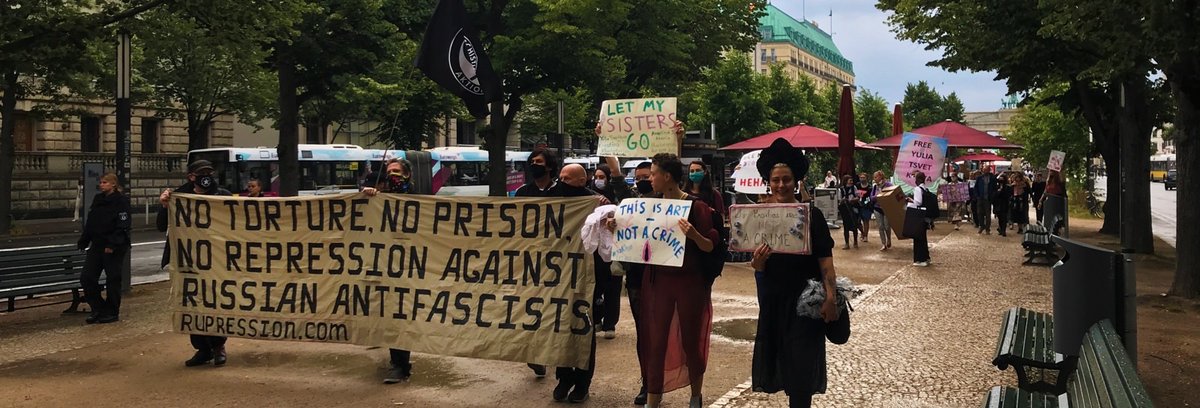 werdasliestist's tweet photo. Etwa 60 Menschen laufen von #BrandenburgerTor zu #RussischeBotschaft und protestieren für die Freilassung von #YuliaTsvetkova &amp; gg #Repression gg Feminist*innen und queere Menschen in #Russland.

#b1707 #berlin #mitte #protestBer #rupression #Tsvetkova #queer @postost_berlin https://t.co/REMS0l9h7I