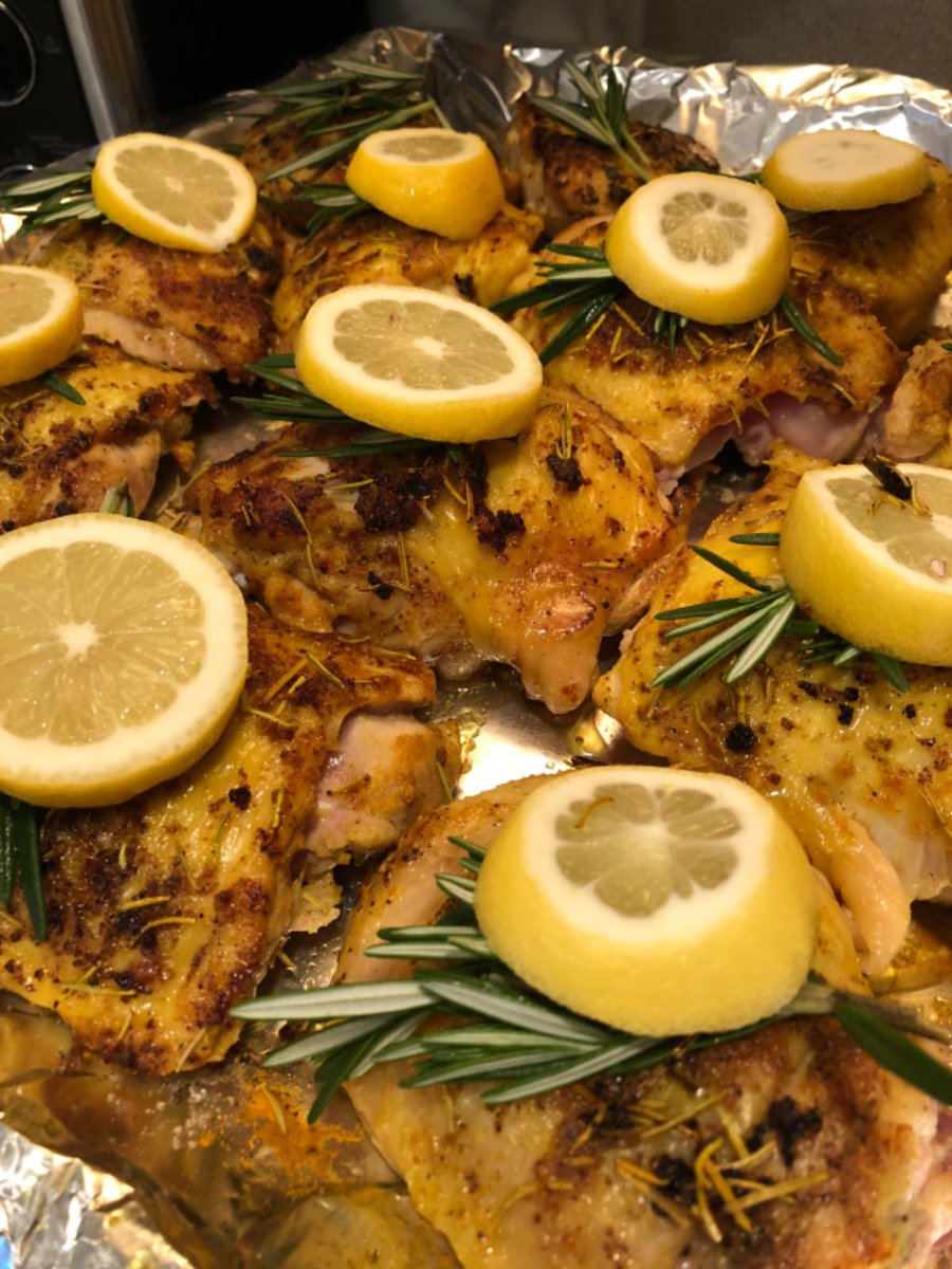 NYUGyms's tweet photo. Lemon rosemary chicken! I season the chicken with salt, pepper, garlic, &amp;  rosemary. Then I sear it in a pan with oil and lemon juice for 5 min on each side. Next I top them with lemon slices and pop it in the oven at 425 for 35 mins. Photo and recipe by 
@tiffanyongnutrition https://t.co/jdNIZdj2sZ