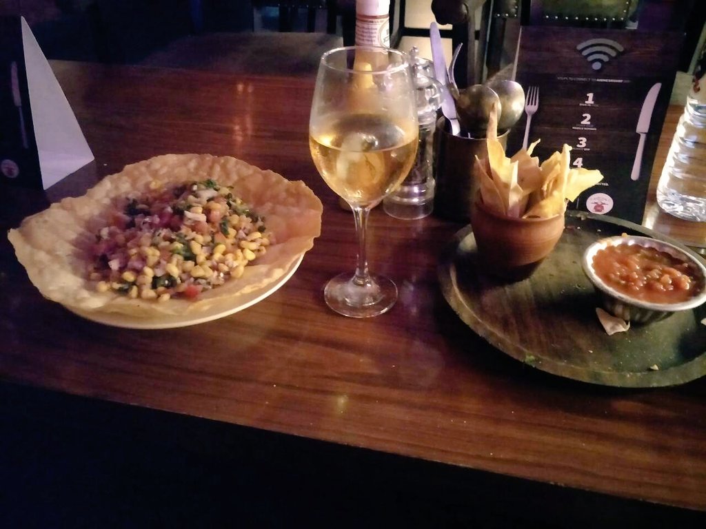 findarti777's tweet photo. Happiness is when u enjoy ur leisure time 👍👍👍
#nachos #salsa #drink #bhel #crisp #eat #funfoods #twitterfoodbank #fondofeating #treatforme #join #myhours #enjoy #lightsnacks #snacky #addicttoeat #delicacies #TasteTheHeat #drinkchol https://t.co/Nl2A0oidgM
