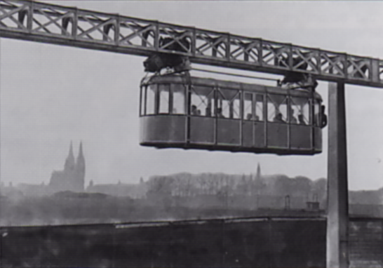 Het ontwerp werd verder ontwikkeld door de Duitser Eugen Langen. In 1897(!) reed al een prototype van zo'n voertuig - elektrisch, in balans hangend onder één rail - in Keulen. Zelfs nu, ruim 120 jaar later, ziet het er nog enigszins futuristisch uit.