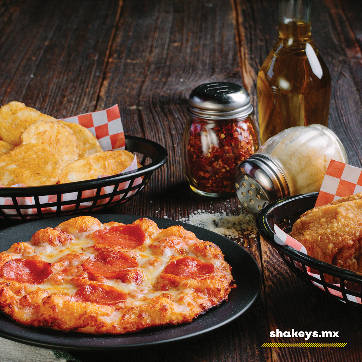 ¿Pizza y pollo? siempre son una gran idea!

Pregunta por nuestros paquetes 😁🍕🍗

#Shakeys #ShakeysPizzaMexico #pizzas #pizzalover #pizzatime #pizzanight #pizza🍕#pizzaislife #food #foodlover #foodstagram #nomnom #yummy #yum #omnomnom #foodie #tasty #delicious😋