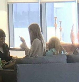 jagiyasgurl's tweet photo. Remember when Lisa was so willing to be a human chair, toothpick, leg cover and mouth mask for Rosé 😭 https://t.co/dYRdnAwvbA