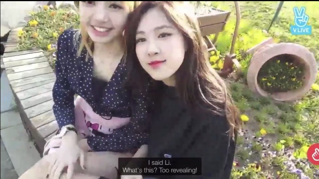 jagiyasgurl's tweet photo. Remember when Lisa was so willing to be a human chair, toothpick, leg cover and mouth mask for Rosé 😭 https://t.co/dYRdnAwvbA