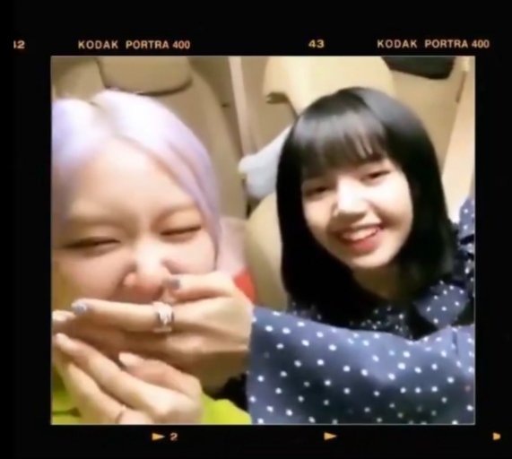 jagiyasgurl's tweet photo. Remember when Lisa was so willing to be a human chair, toothpick, leg cover and mouth mask for Rosé 😭 https://t.co/dYRdnAwvbA