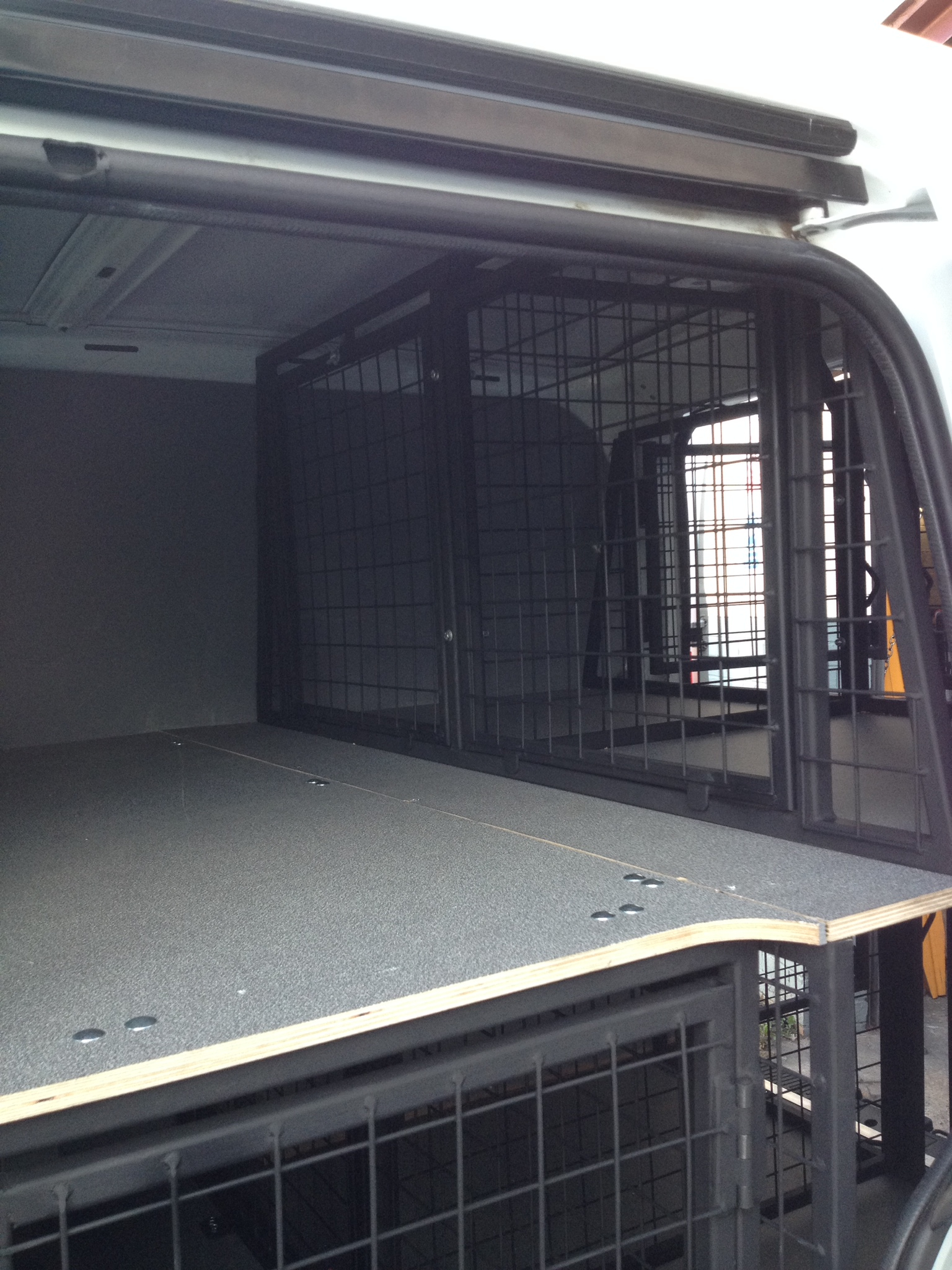 Dog cages for hot sale vw caddy van