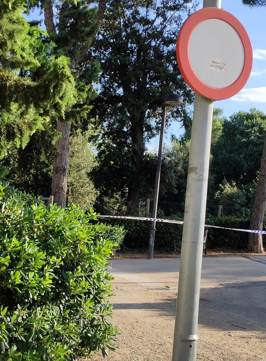 xavibasurto's tweet photo. Ja tenim de nou el #parcbosc de #Figueres tancat per #coronavirus https://t.co/1tF82lK5Dl