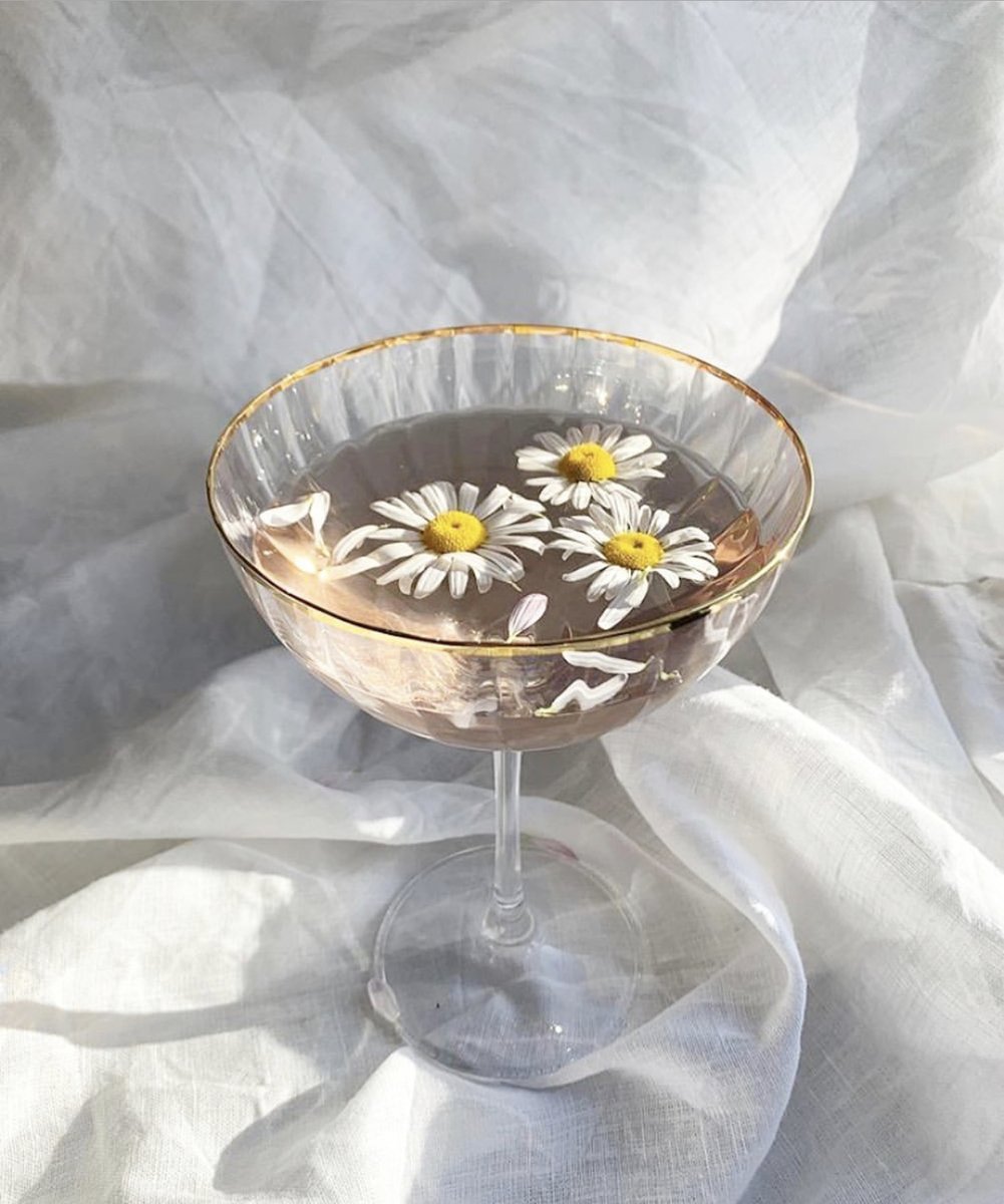 Cheers to the weekend 💫🤍✨ Have a fantastic one 🙌🏼 #FridayFeeling #MintdBox
📸 <a href="/marinadebuchi/">Marina De Buchi</a>