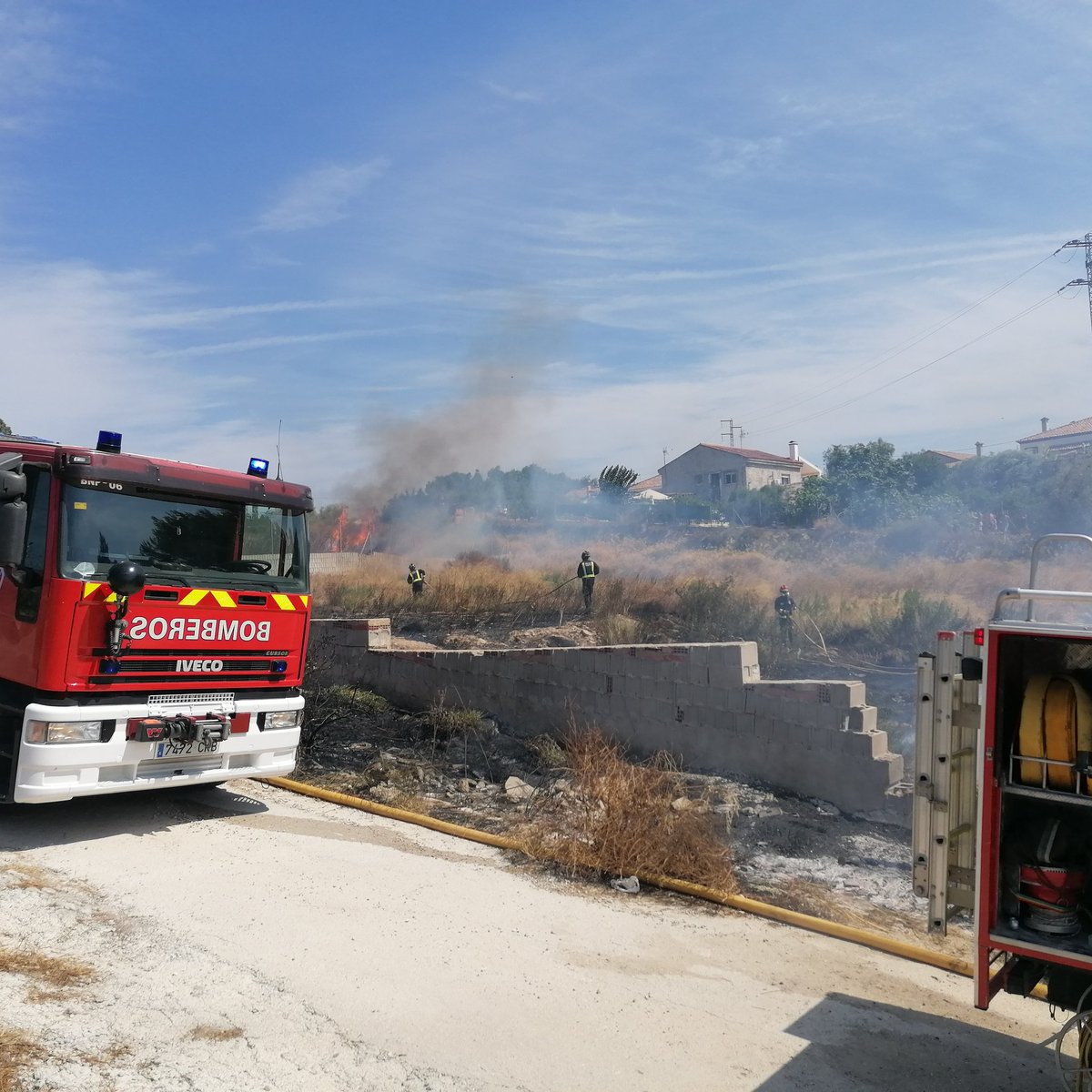 CasaAnsiles's tweet photo. Gracias a la unidad de bomberos de Molina de Segura. Si no es por vuestra rapidez nos quedamos sin restaurante. Esperamos que los dueños de las parcelas colindantes tomen nota de lo sucedido y procedan a limpiarlas antes de que ocurra una desgracia mayor.
#MolinadeSegura https://t.co/tggUVYtrjK