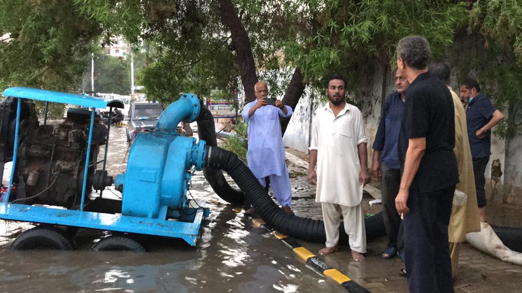 HaniQureshi5's tweet photo. Mayor Karachi @wasimakhtar1955 Visited different areas of the city during the rain and gave Instructions to the concerned officials and workers to clear the #ChokingPoints & for the #Dewatering of the accumulated #rainwater.
#karachirain https://t.co/MiaSFzhO96
