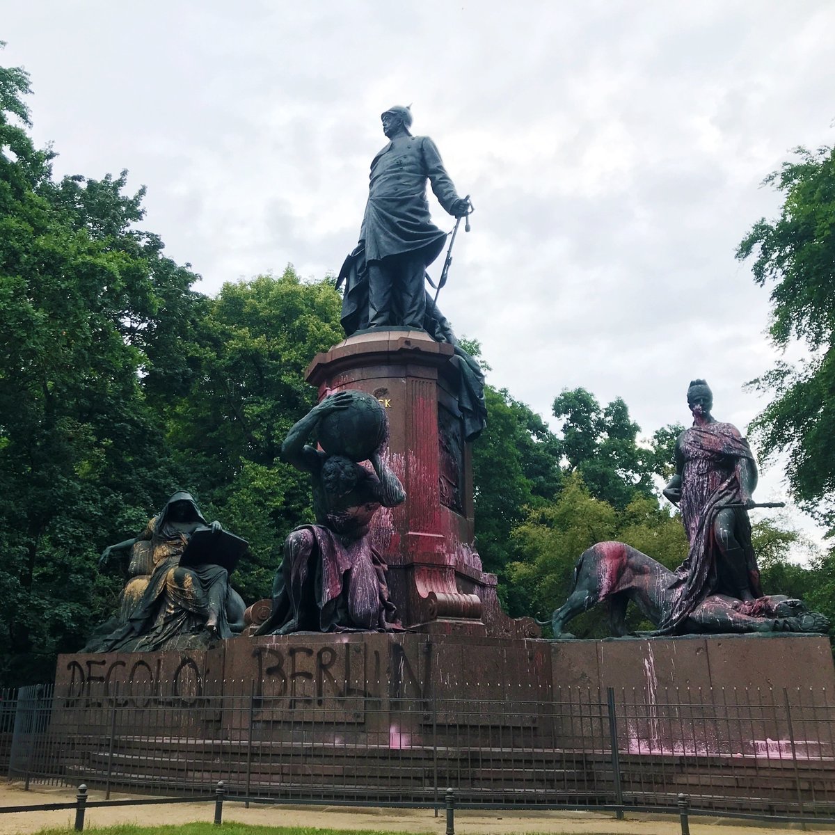 Aktivist*innen haben heute Nacht U-Bahnhof M*strasse und das #Bismarck Denkmal im #Tiergarten eingefärbt und protestieren so gg den rassistischen Normalzustand &amp; für eine #Dekolonisierung der Stadt.

#b1707 #berlin #mitte #decolonize #rassismus <a href="/decolonize_Bund/">#decolonize_Bundestag</a> <a href="/BEMigrantifa/">Migrantifa Berlin</a>