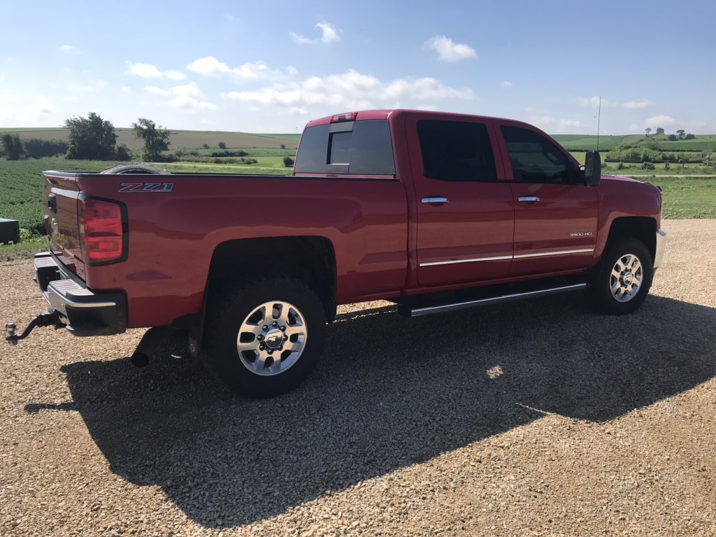 JustinBlum8's tweet photo. 2015 Chevy 3500 LTZ 95k miles B+W 5th wheel Rhino Bed-liner New Brakes  41,500 obo 608-214-9785 https://t.co/KrXzvjil5K