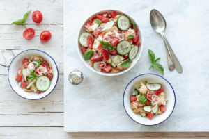 La Panzanella, di pane raffermo, pomodoro e altre meraviglie. ift.tt/2OxogZV #posatespaiate #ricetta #cibo