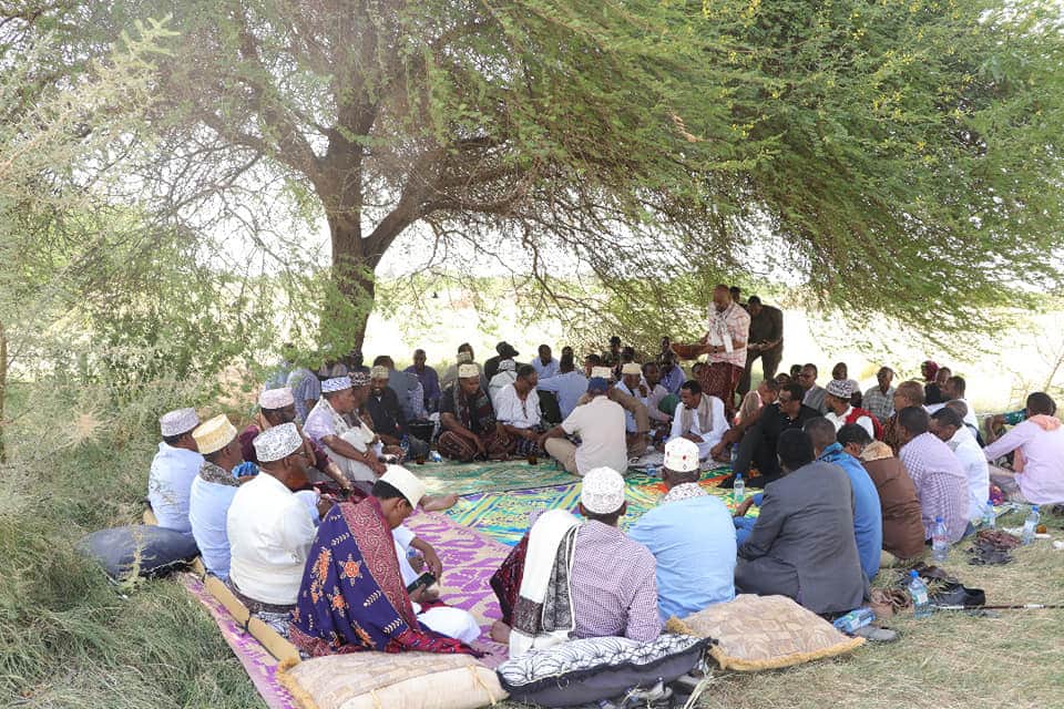 CigaalCaymo's tweet photo. Caaqil #Cali #Gaafa oo maanta qado sharaf ugu sameeyey #Beeraha #Jibagale, Isimadda beesha Cumar Maxmuud oo uu hogaaminayo #Islaan #Bashiir #Islaan #Cabdulle, sidoo kale qadada Isimada Fiqi Cabdinasir, Iimaan Cabdiwahab iyo Amiir Maxamuud ayaa qadada jogay. https://t.co/Tl3487CChR