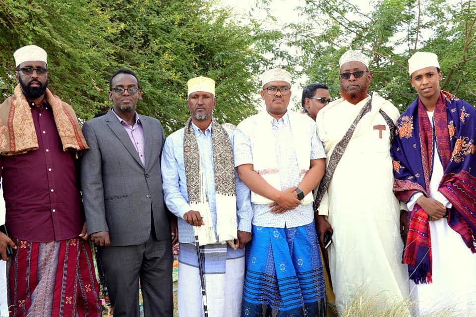 CigaalCaymo's tweet photo. Caaqil #Cali #Gaafa oo maanta qado sharaf ugu sameeyey #Beeraha #Jibagale, Isimadda beesha Cumar Maxmuud oo uu hogaaminayo #Islaan #Bashiir #Islaan #Cabdulle, sidoo kale qadada Isimada Fiqi Cabdinasir, Iimaan Cabdiwahab iyo Amiir Maxamuud ayaa qadada jogay. https://t.co/Tl3487CChR