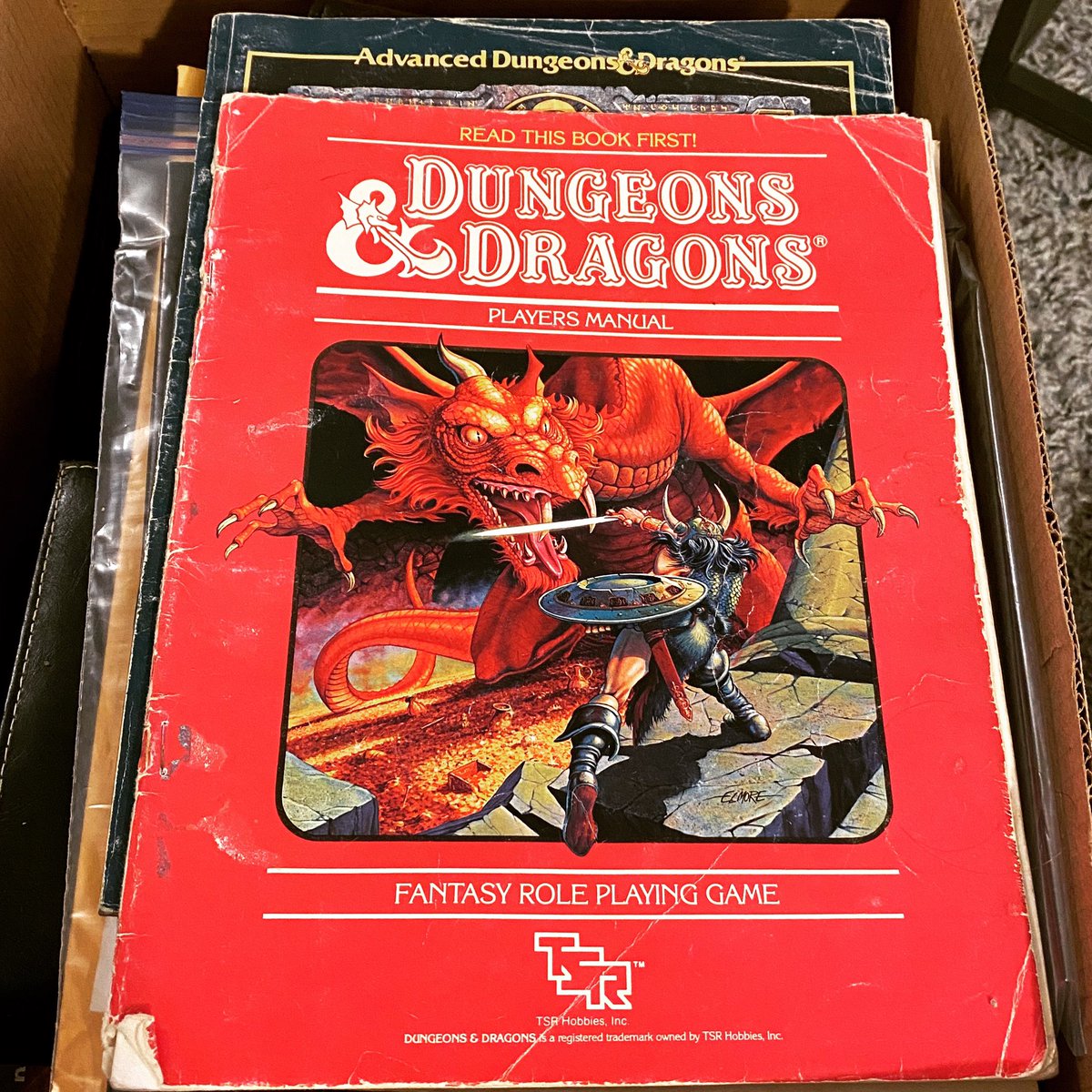 Stevewvera's tweet photo. Woahhhh, lookie what I found! *gazes wistfully* This is what started it all...#amwritingfantasy #dungeonsanddragons https://t.co/hi85rdhNeh