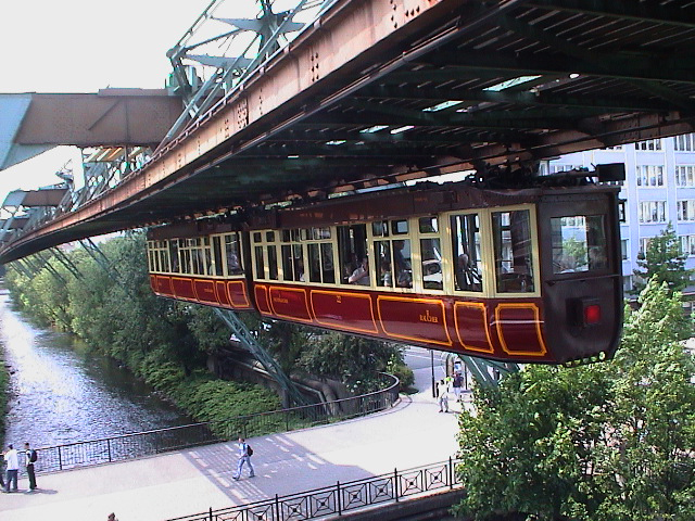 De opening van dit futuristische vervoer bleef niet onopgemerkt: al in 1900 maakte keizer Wilhelm II himself een ritje met de Schwebebahn. Het voertuig waarmee hij dit deed is bewaard gebleven: de inmiddels 120 jaar oude Kaiserwagen is te huur voor bijzondere gelegenheden.