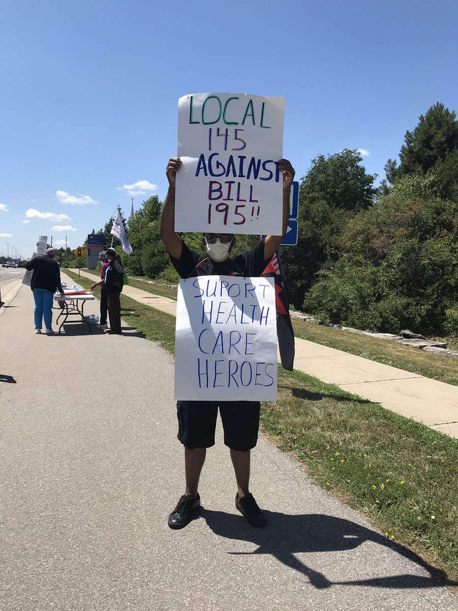 CUPELocal145's tweet photo. Canโt have too many signs.
#getthemessageacross #ochu #cupeontario #cupe #local145 #itsreallyhotout #fightbill195 https://t.co/XH1aHyh0TW