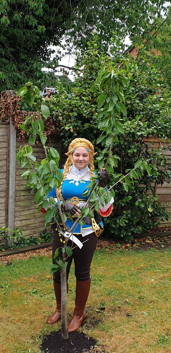 Kimzee5998's tweet photo. Hi, I'm Kimzee and I've been cosplaying for around 5 years. While in cosplay I tend to have so much more confidence and feel so much better about myself. I also have found some of my best friends through cosplay. #CosplayersUnder1k https://t.co/akflTlxFuL