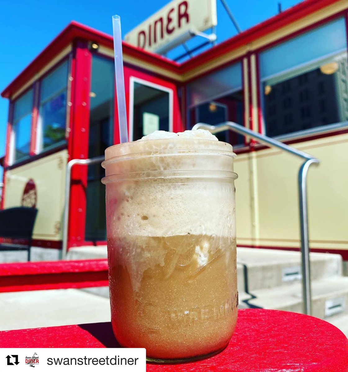 johnnieryansoda's tweet photo. 😋🍺 Yum!! #Repost @swanstreetdiner with @get_repost
・・・
Did you know that we have floats?! Featured here is root beer, but you can pick from any of our 8 @johnnieryansoda flavors! #floattime #rootbeerfloat #johnnieryansoda #swanstreetdiner #larkinville https://t.co/TezuGAlGle