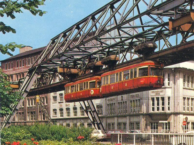 De 13,3 km lange lijn kreeg een centrale rol (letterlijk en figuurlijk) in het de langgerekte stad. Lang veranderde er niet veel, behalve dat er een aantal keren nieuw of gemoderniseerd materieel werd geïntroduceerd.