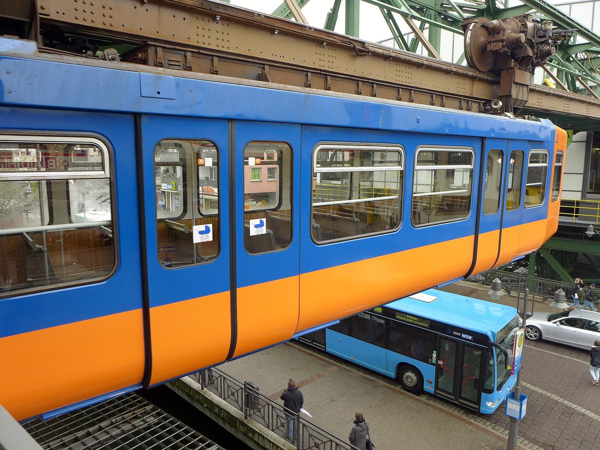 In 1972 kwam er een geheel nieuwe reeks materieel die lang beeldbepalend zou zijn, in een lekker jaren'70-stijl van oranje met blauw. En in de jaren '90 werd de bijna 100 jaar oude baan compleet vernieuwd en werden alle stations gemoderniseerd.