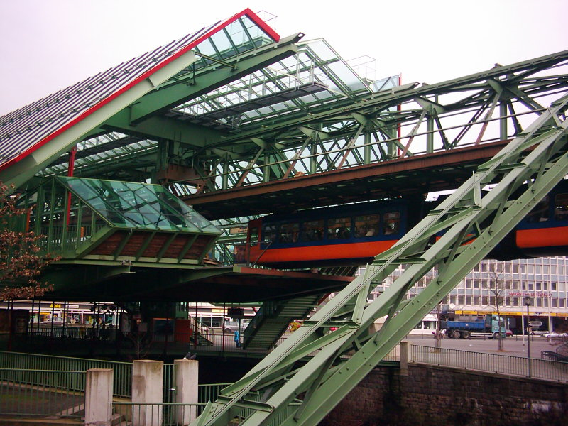In 1972 kwam er een geheel nieuwe reeks materieel die lang beeldbepalend zou zijn, in een lekker jaren'70-stijl van oranje met blauw. En in de jaren '90 werd de bijna 100 jaar oude baan compleet vernieuwd en werden alle stations gemoderniseerd.